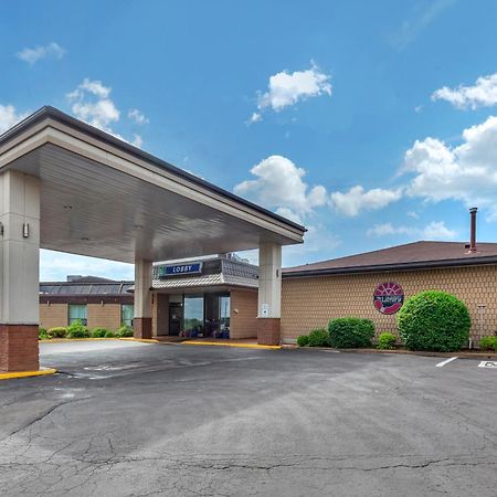 Quality Inn & Conference Centre Midland Esterno foto