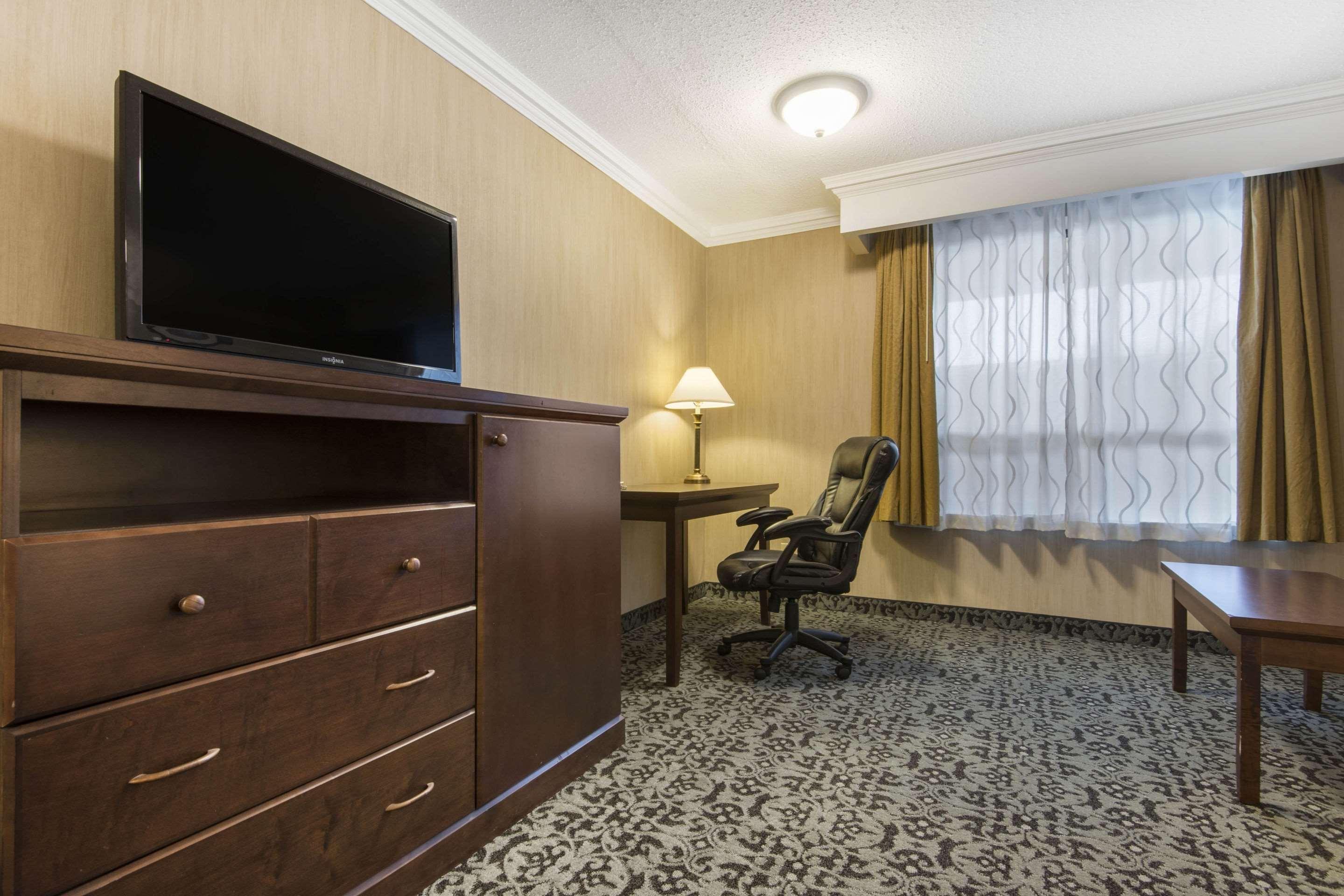 Quality Inn & Conference Centre Midland Esterno foto