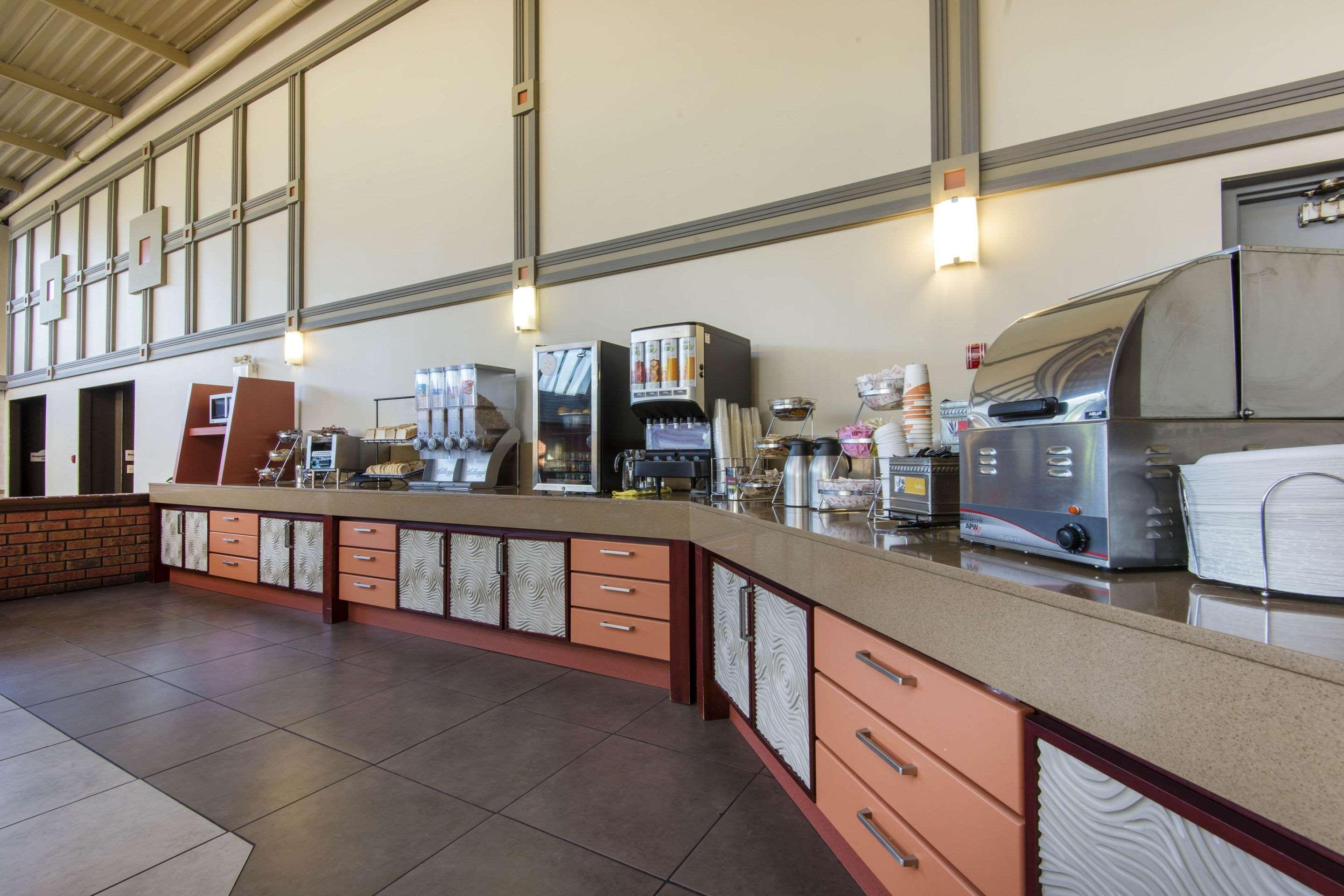 Quality Inn & Conference Centre Midland Esterno foto