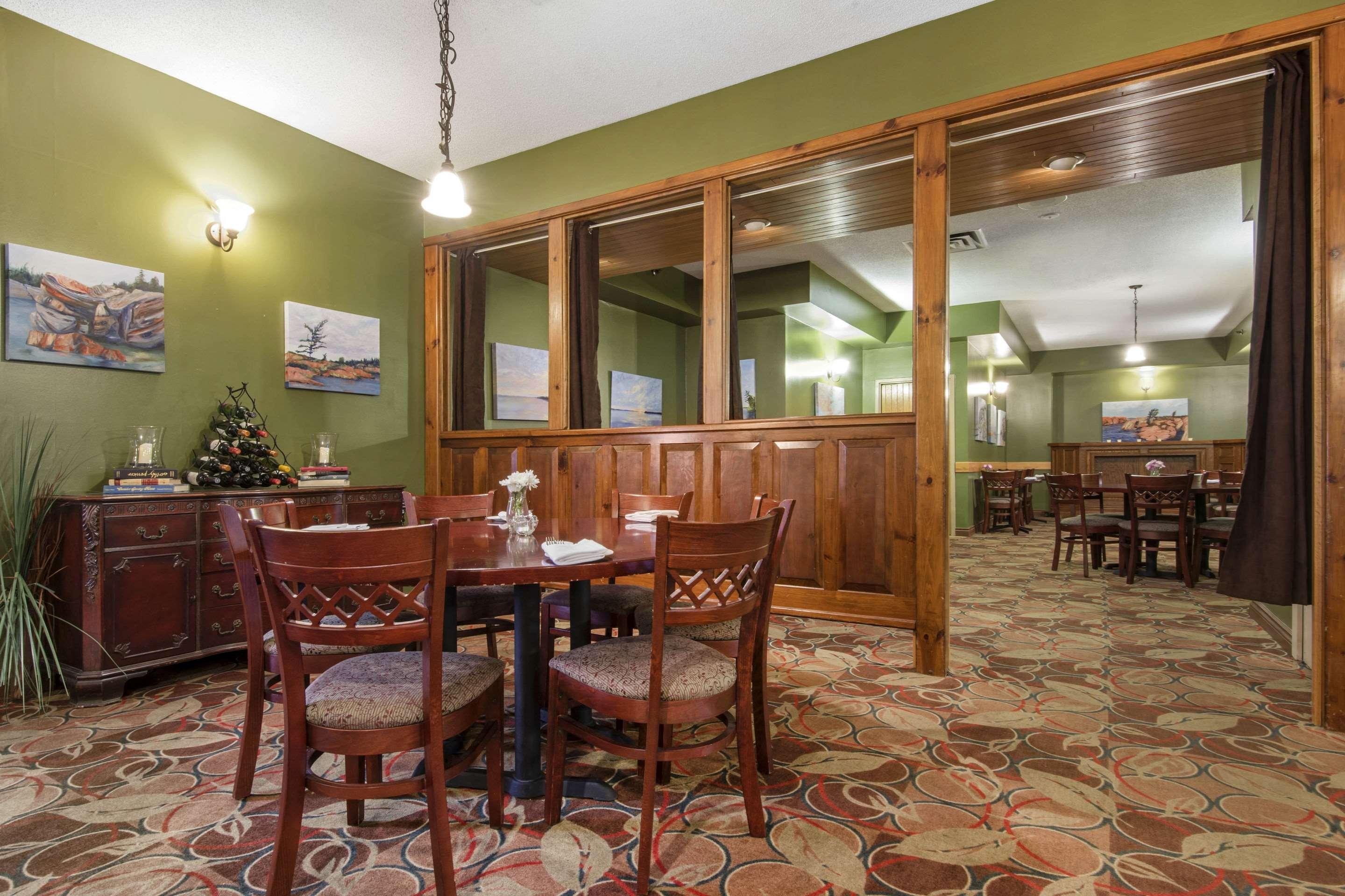 Quality Inn & Conference Centre Midland Esterno foto