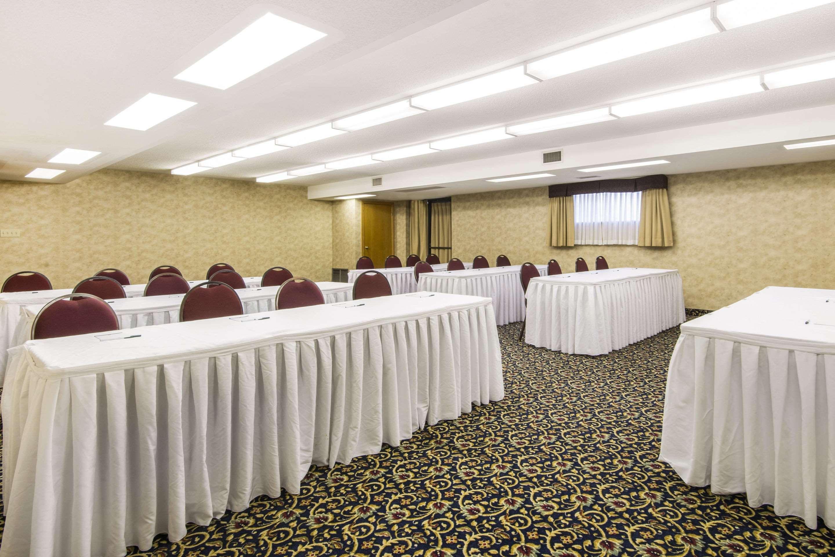 Quality Inn & Conference Centre Midland Esterno foto