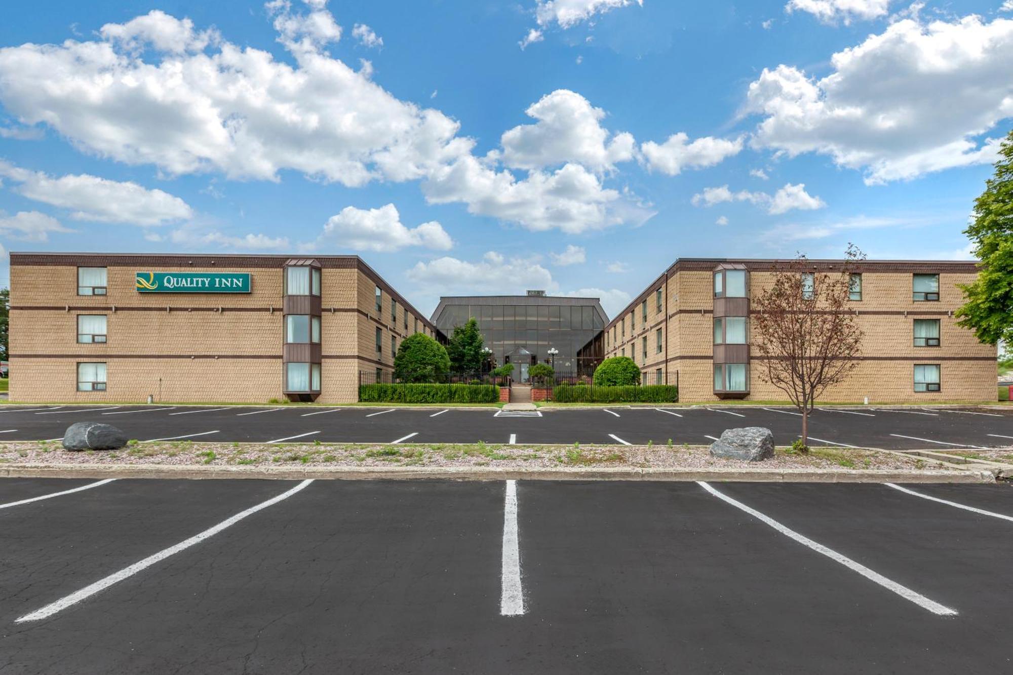 Quality Inn & Conference Centre Midland Esterno foto